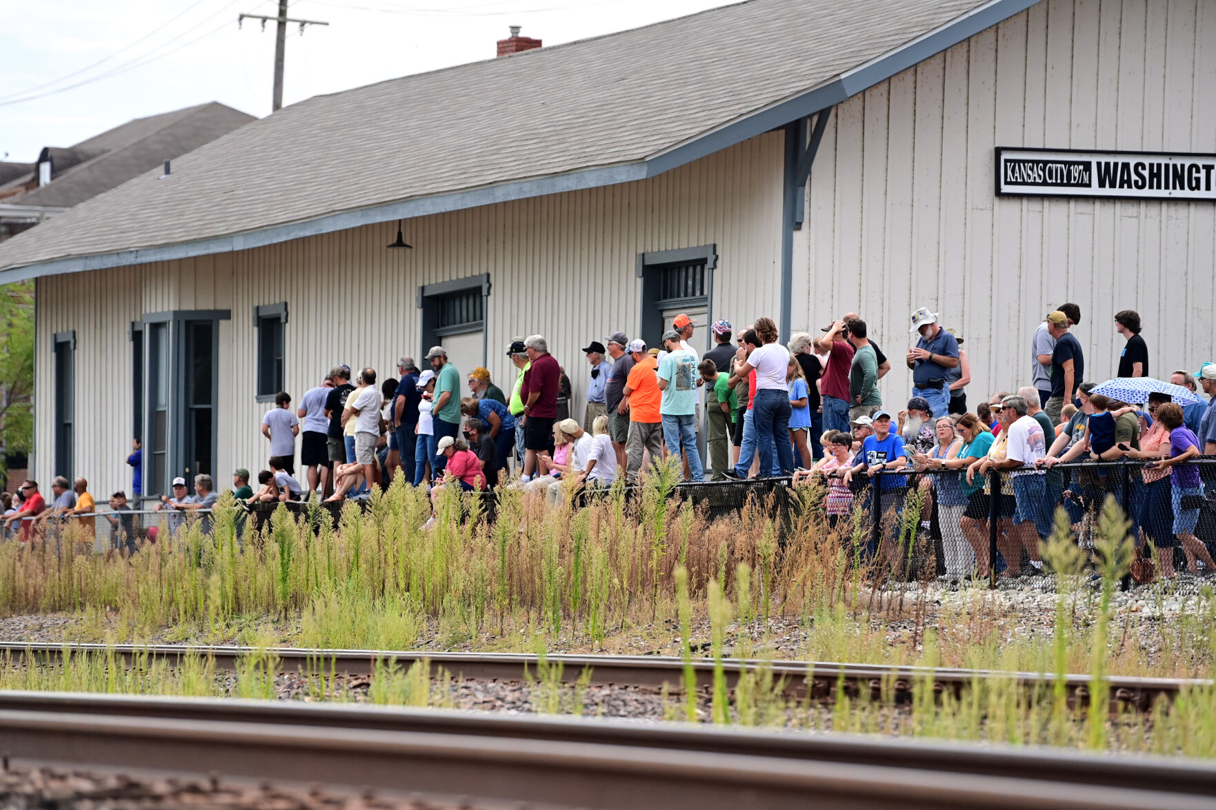 A crowd awaits No. 4014's arrival